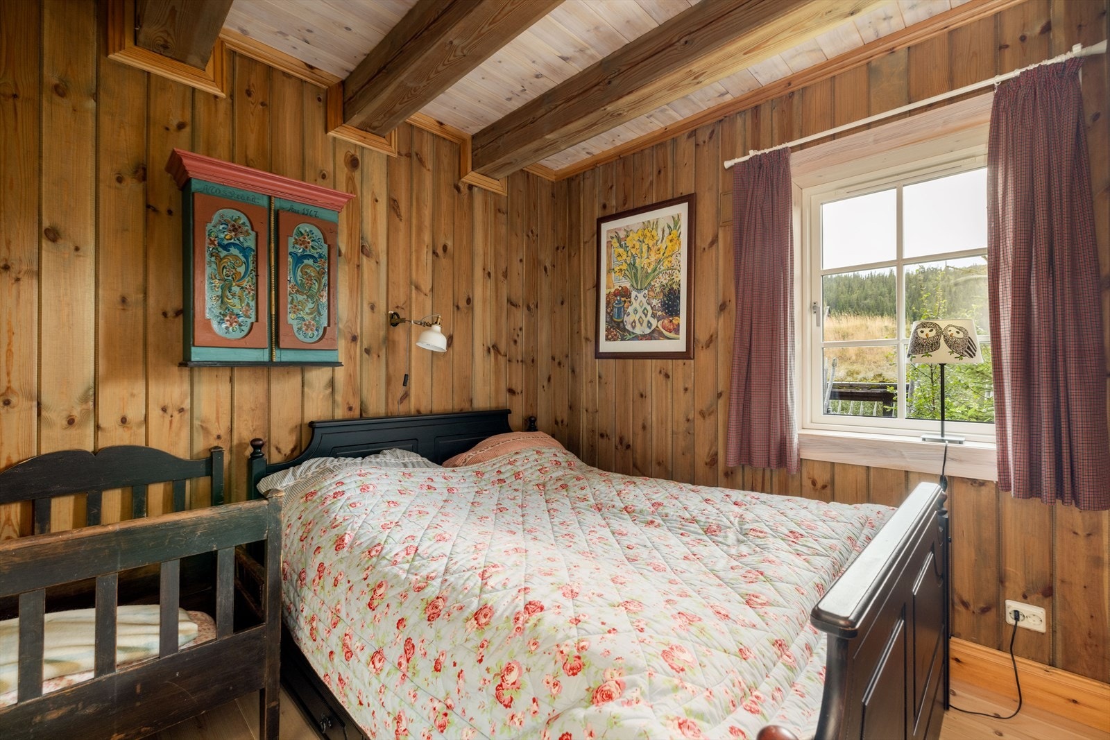 De to øvrige soverommene er romslige, det ene innredet med dobbeltseng og det andre med enkeltseng. Galleribilde