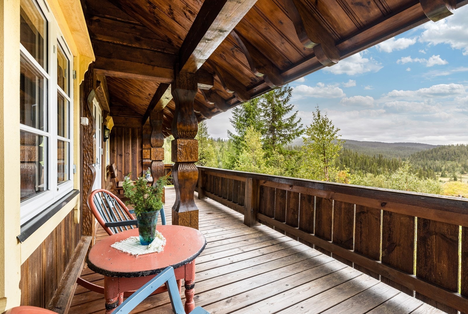 Terrassen ligger usjenert til, i stille og rolige omgivelser, med gode solforhold og nydelig utsikt over nærområdet! Galleribilde