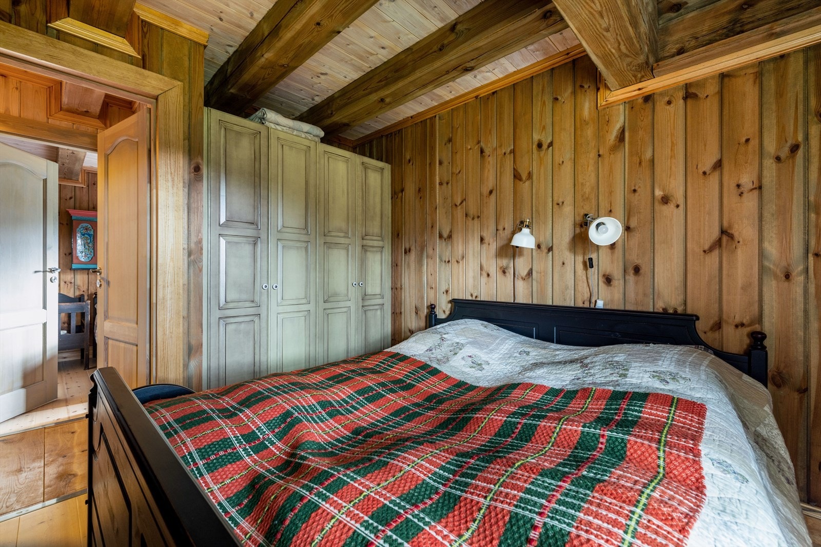 Hovedsoverommet er av god størrelse, med god plass til dobbeltseng og to doble garderobeskap for klesoppbevaring. Galleribilde