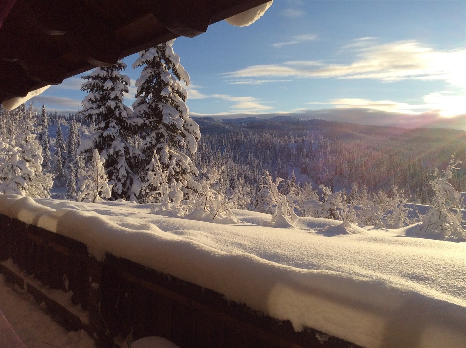 Fin beliggenhet i et mindre hyttefelt med nyere fritidsbebyggelse. Hytta ligger høyt og fritt til i hyttefeltet, med overbygget terrasse. -Privat bilde- Galleribilde
