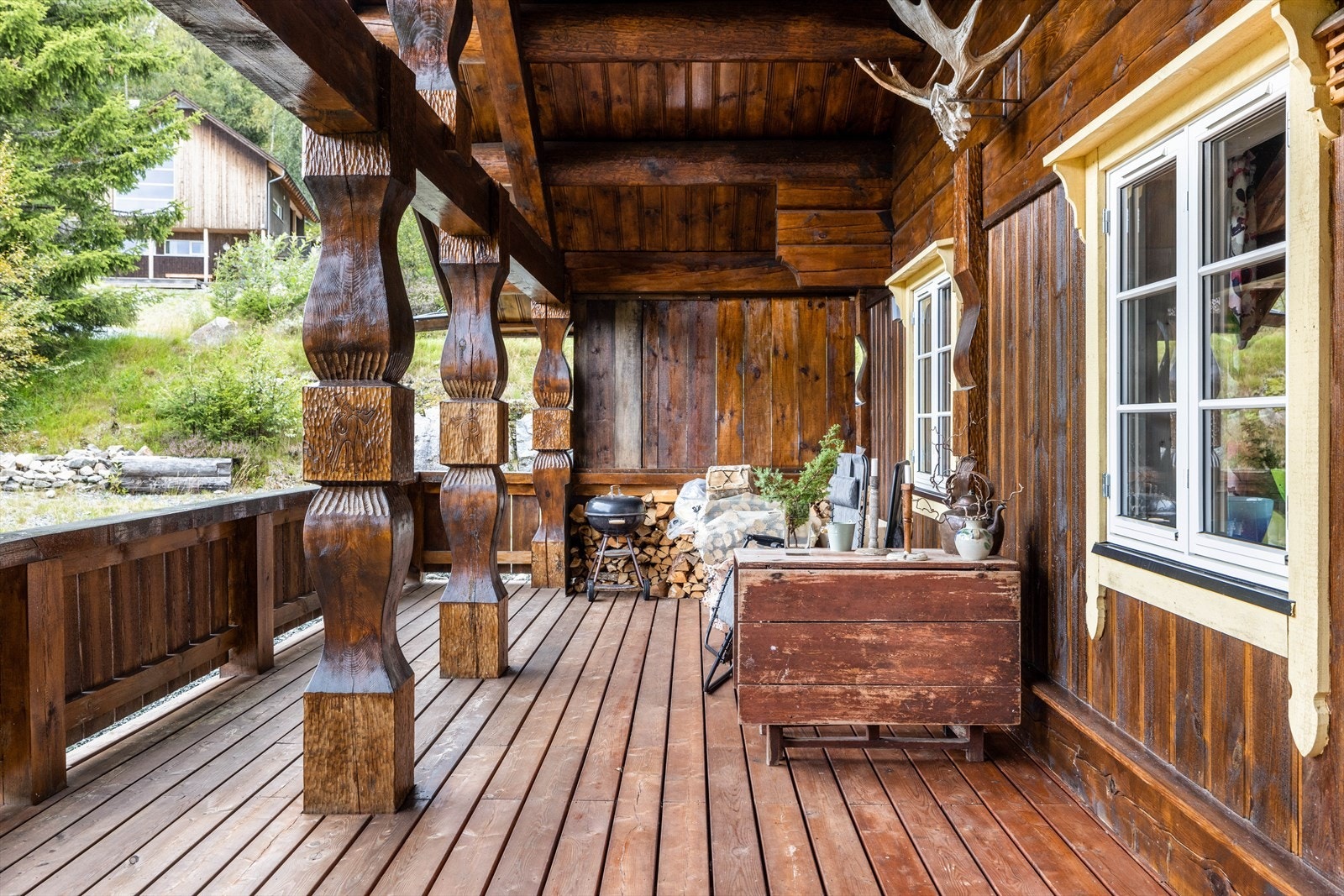 Store deler av terrassen er overbygget, som skaper en lun og behagelig uteplass. God plass til utemøblement. Galleribilde