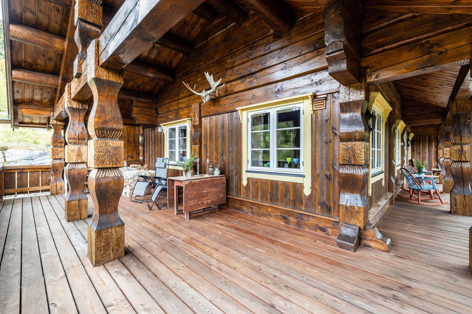 Terrassen strekker seg langs store deler av hyttas langside mot syd, og videre langs hele kortsiden mot vest. Galleribilde