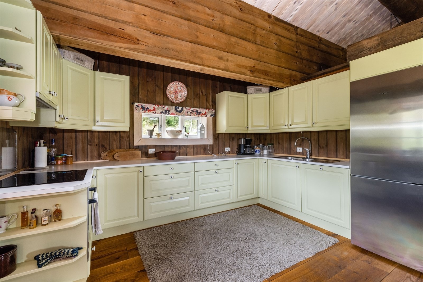 Romslig kjøkkendel, med fin kjøkkeninnredning utstyrt med integrert stekeovn og oppvaskmaskin. Avsatt plass til kjøleskap. Galleribilde