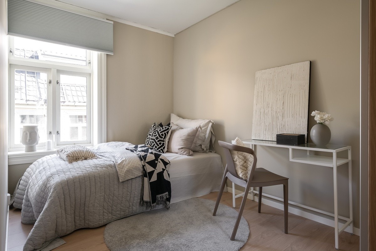 Soverommene er av god størrelse med plass til det man trenger. Nye garderobeskap med speilfronter, panelovn og solskjerming medfølger. Seng kan også medfølge. Dette er Merkur. Galleribilde