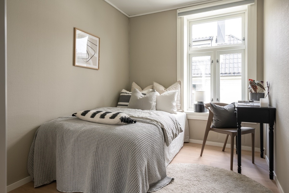 Soverommene er av god størrelse med plass til det man trenger. Nye garderobeskap med speilfronter, panelovn og solskjerming medfølger. Seng kan også medfølge. Dette er Solen. Galleribilde