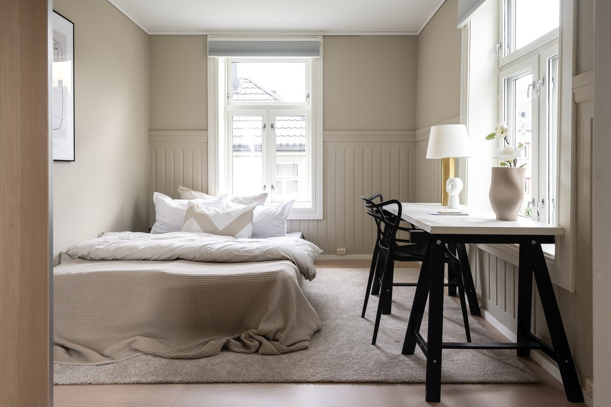 Soverommene er av god størrelse med plass til det man trenger. Nye garderobeskap med speilfronter, panelovn og solskjerming medfølger. Seng kan også medfølge. Dette er Jupiter - det største rommet. Galleribilde