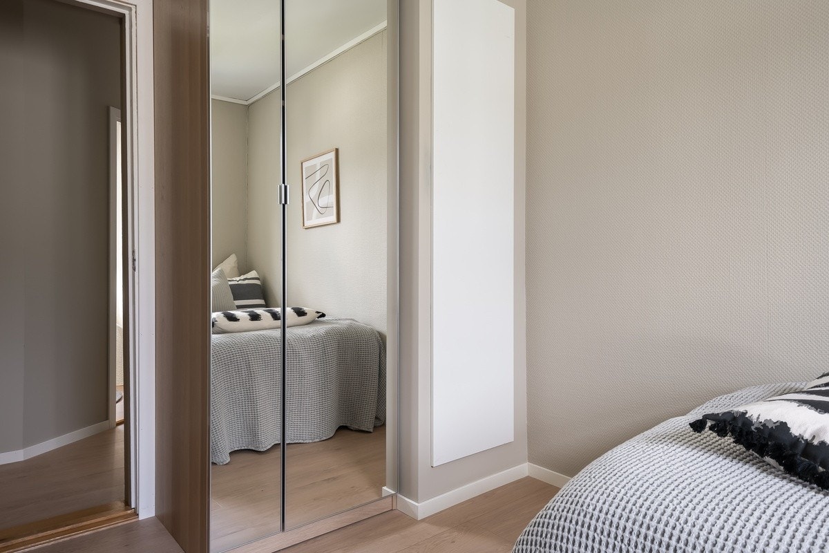 Soverommene er av god størrelse med plass til det man trenger. Nye garderobeskap med speilfronter, panelovn og solskjerming medfølger. Seng kan også medfølge. Dette er Solen. Galleribilde