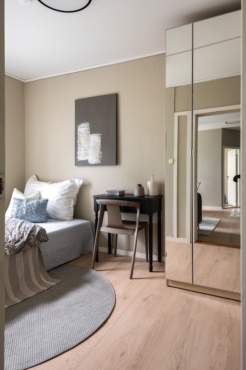 Soverommene er av god størrelse med plass til det man trenger. Nye garderobeskap med speilfronter, panelovn og solskjerming medfølger. Seng kan også medfølge. Dette er Neptun. Galleribilde