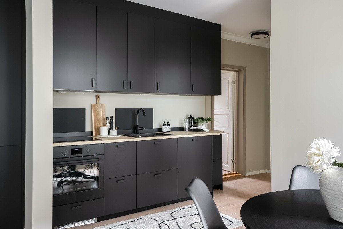 Råstilig kjøkken med integrerte hvitevarer og alt av kjøkkentilbehør. Galleribilde