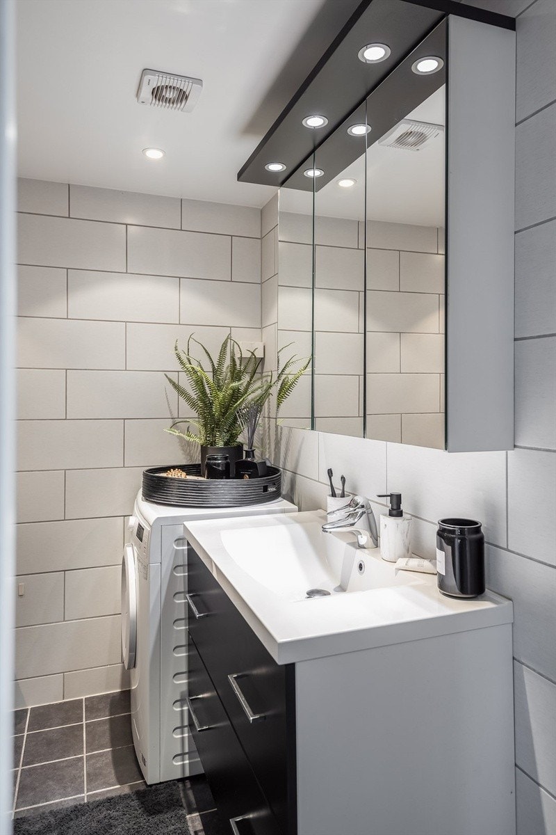 Lyst og fint bad med varme i gulv og stor dusjsone. Vaskemaskin og tørketrommel følger leiligheten. Galleribilde