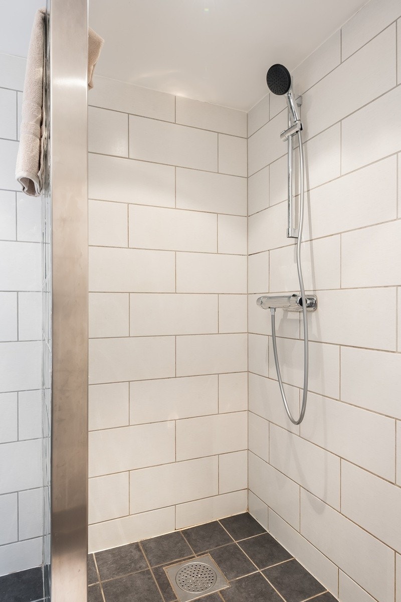 Lyst og fint bad med varme i gulv og stor dusjsone. Vaskemaskin og tørketrommel følger leiligheten. Galleribilde