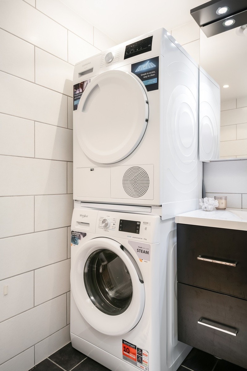 Lyst og fint bad med varme i gulv og stor dusjsone. Vaskemaskin og tørketrommel følger leiligheten. Galleribilde