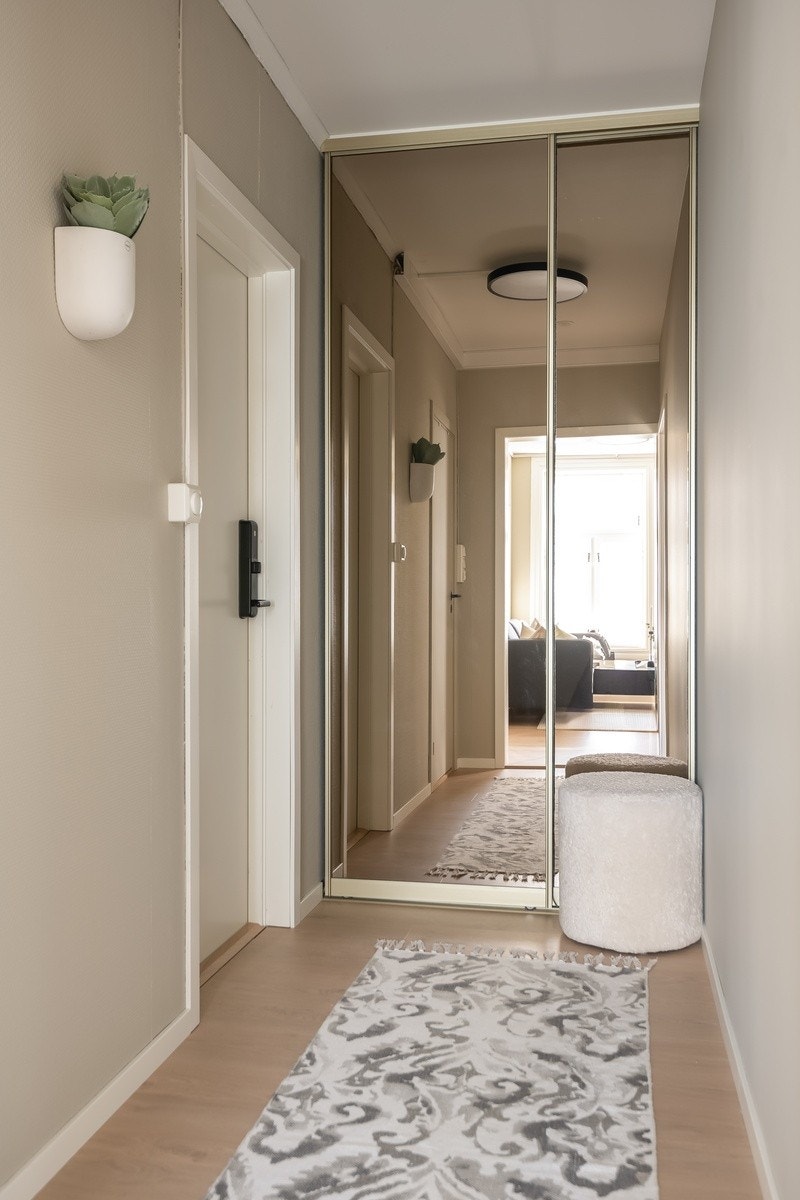 Velkommen inn! Praktisk skyvedørsgarderobe i entré. Det er også plass for oppbevaring av sko og klær utenfor leilighetsdør. Kodelås. Galleribilde