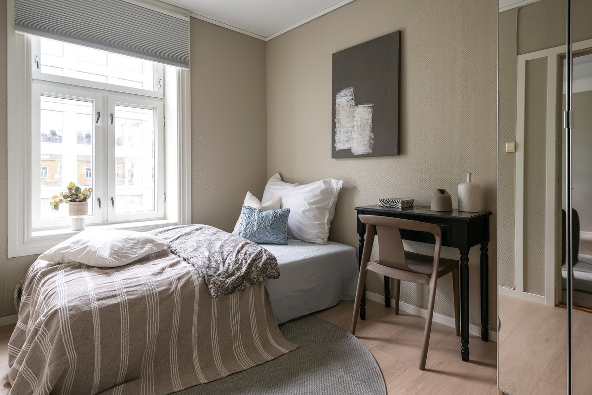 Soverommene er av god størrelse med plass til det man trenger. Nye garderobeskap med speilfronter, panelovn og solskjerming medfølger. Seng kan også medfølge. Dette er Neptun. Galleribilde