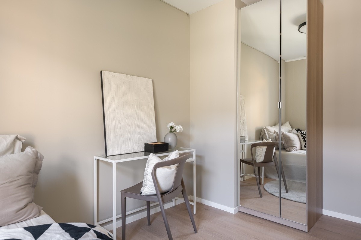 Soverommene er av god størrelse med plass til det man trenger. Nye garderobeskap med speilfronter, panelovn og solskjerming medfølger. Seng kan også medfølge. Dette er Merkur. Galleribilde