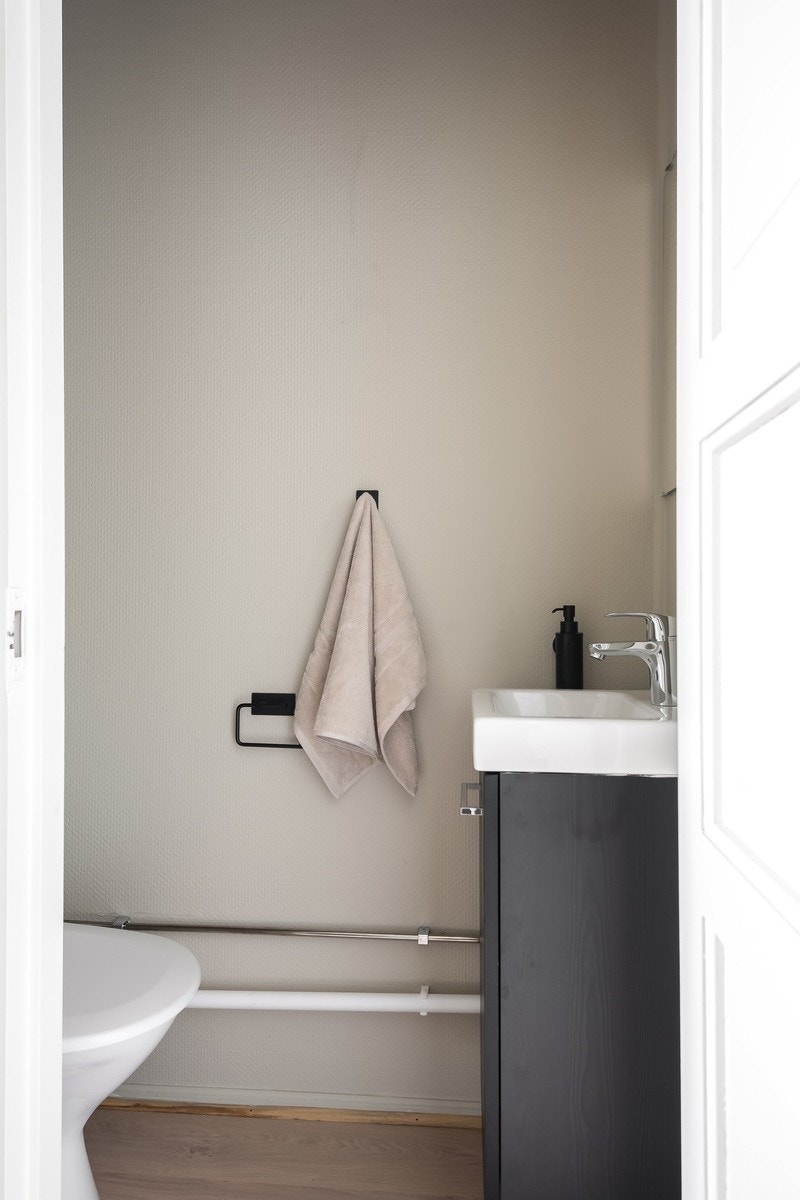 Praktisk separat toalettrom med servant og speil. Galleribilde