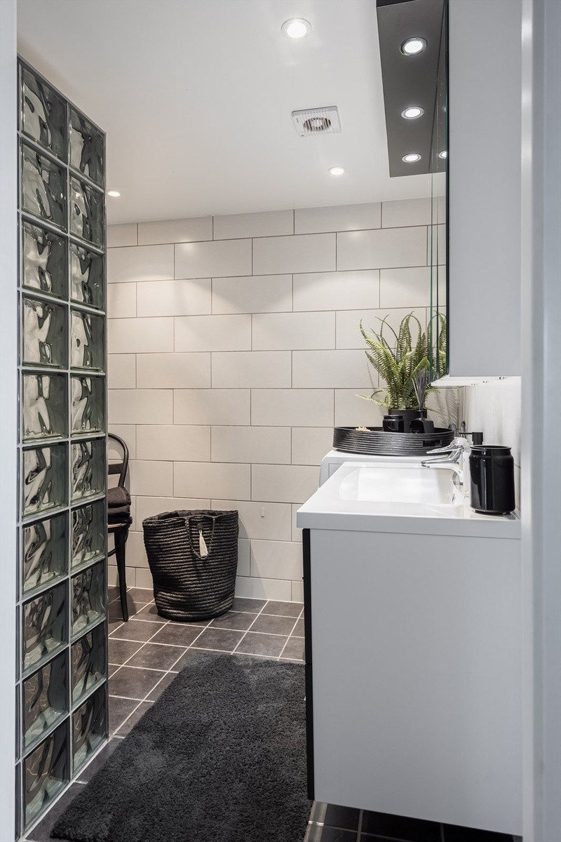 Lyst og fint bad med varme i gulv og stor dusjsone. Vaskemaskin og tørketrommel følger leiligheten. Galleribilde