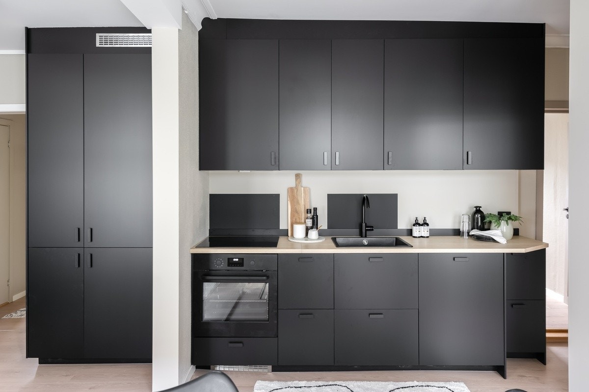 Råstilig kjøkken med integrerte hvitevarer og alt av kjøkkentilbehør. Kjøkkenet er nytt fra 2024. Galleribilde