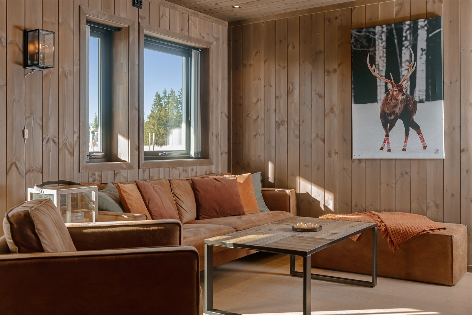 Det er en gjennomført og helhetlig stil i leiligheten med beiset panel på tak og vegger og lune gulv som fargemessig harmonerer godt. Galleribilde