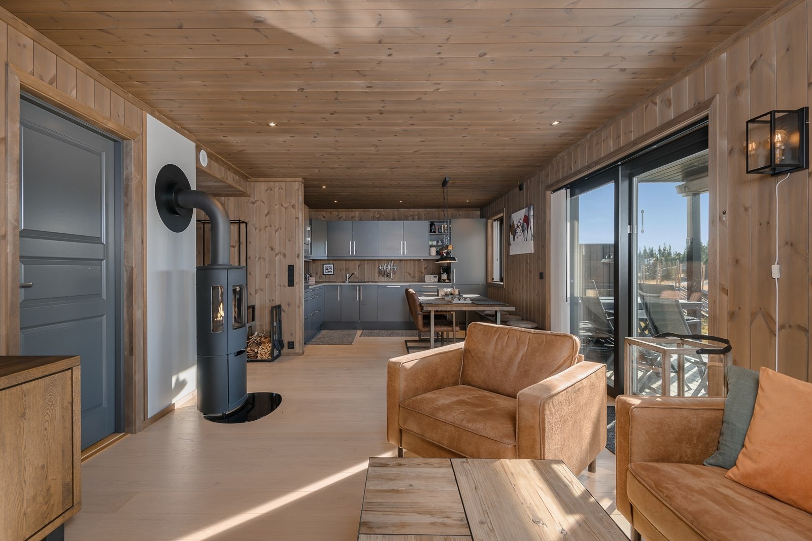 Oppholdsrommet er sosialt og hyggelig, der du har en åpen løsning mellom stue og kjøkken. Galleribilde