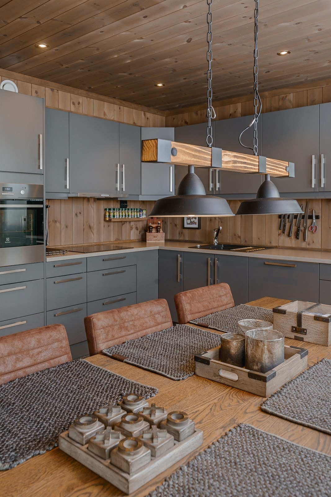 Innredningen er fra HTH og har en tidløs, lun og delikat gråtone. Laminat benkeplate. Galleribilde