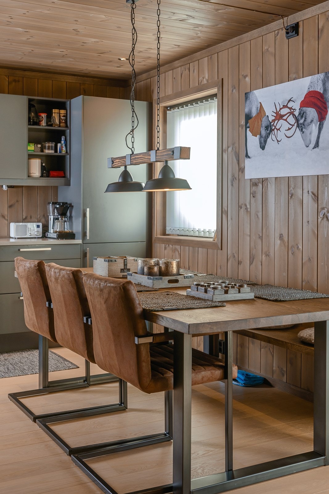 I forbindelse med kjøkkenet er det god plass til et langbord. Et naturlig samlingspunkt. Galleribilde