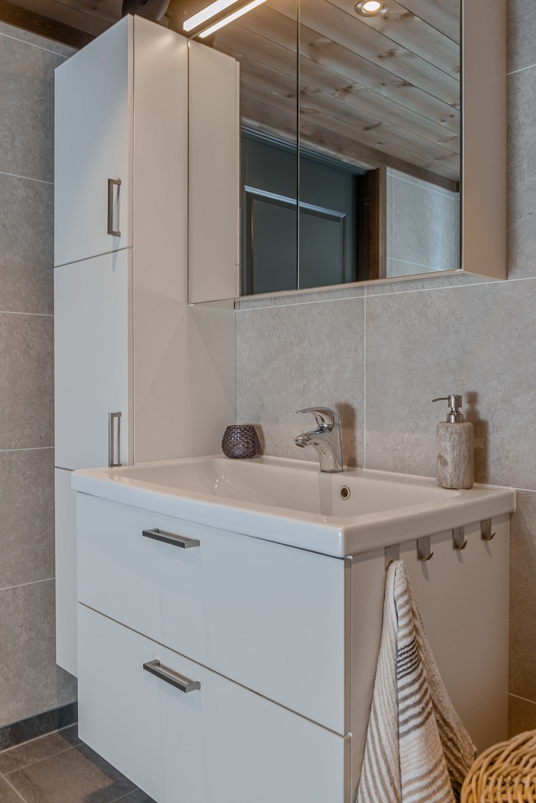 Høyskap og servantinnredning med skuffer for oppbevaring. Galleribilde