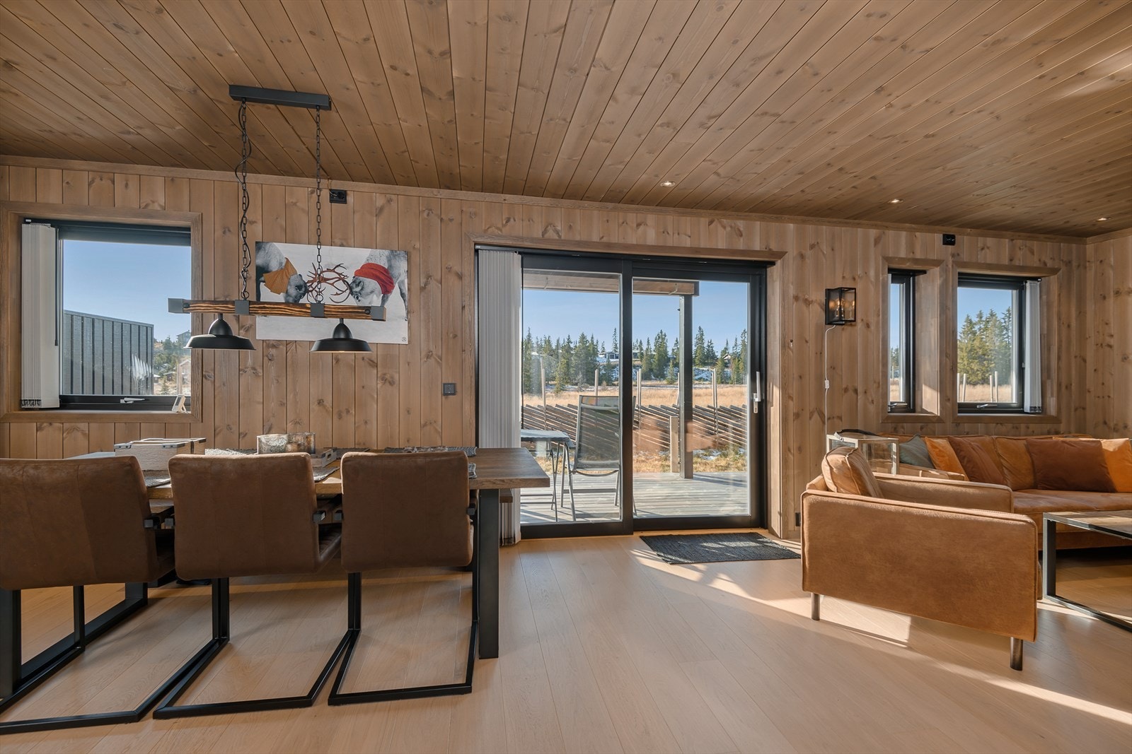 Store vindusflater slipper rikelig med naturlig lys inn i oppholdsrommet i leiligheten og bidrar til en god romfølelse. Galleribilde