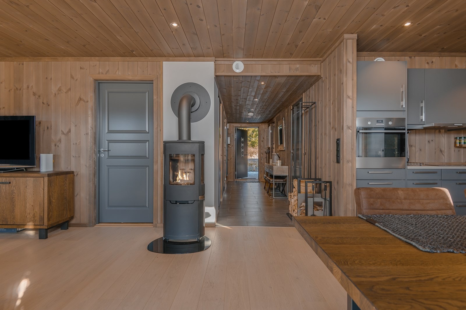 Peisovnen syns like fint fra både spisebordet og fra sofaen. Galleribilde