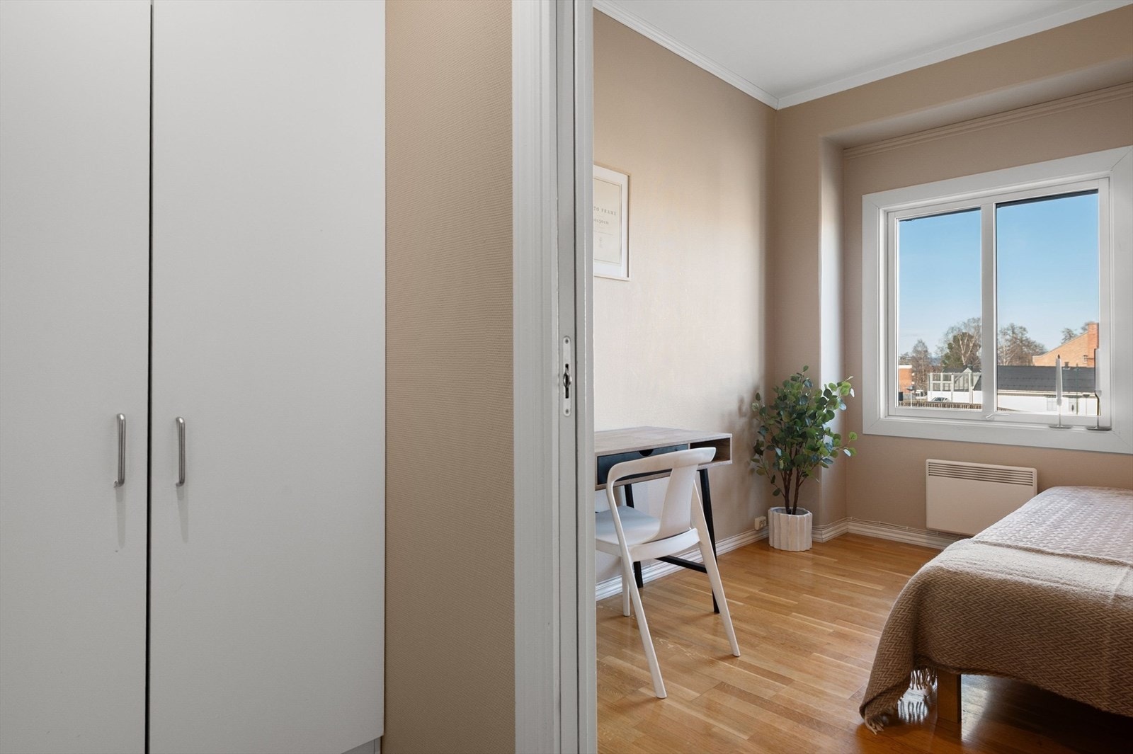 Soverom 2 med egen gang og garderobeløsning. Galleribilde