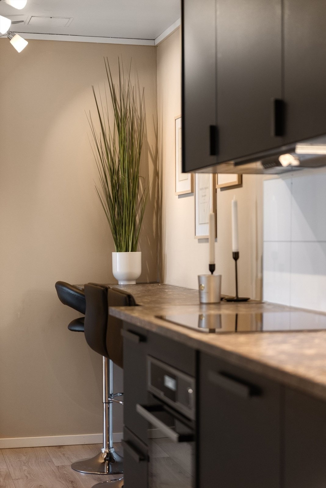 Kjøkkenløsning med lang benkeplate og sitteplass Galleribilde