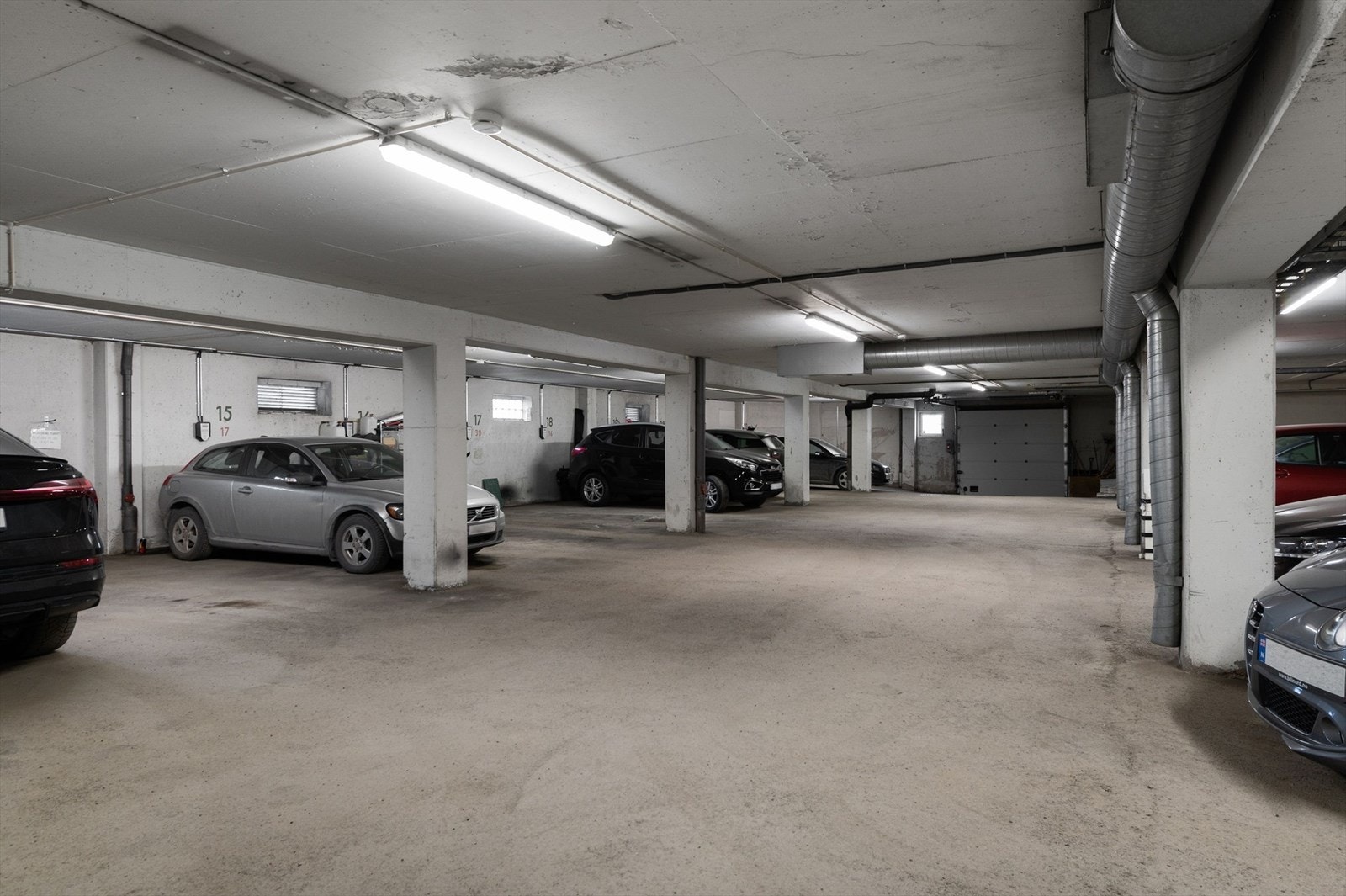 Leiligheten disponerer 1 parkeringsplass i felles garasjeanlegg. Galleribilde