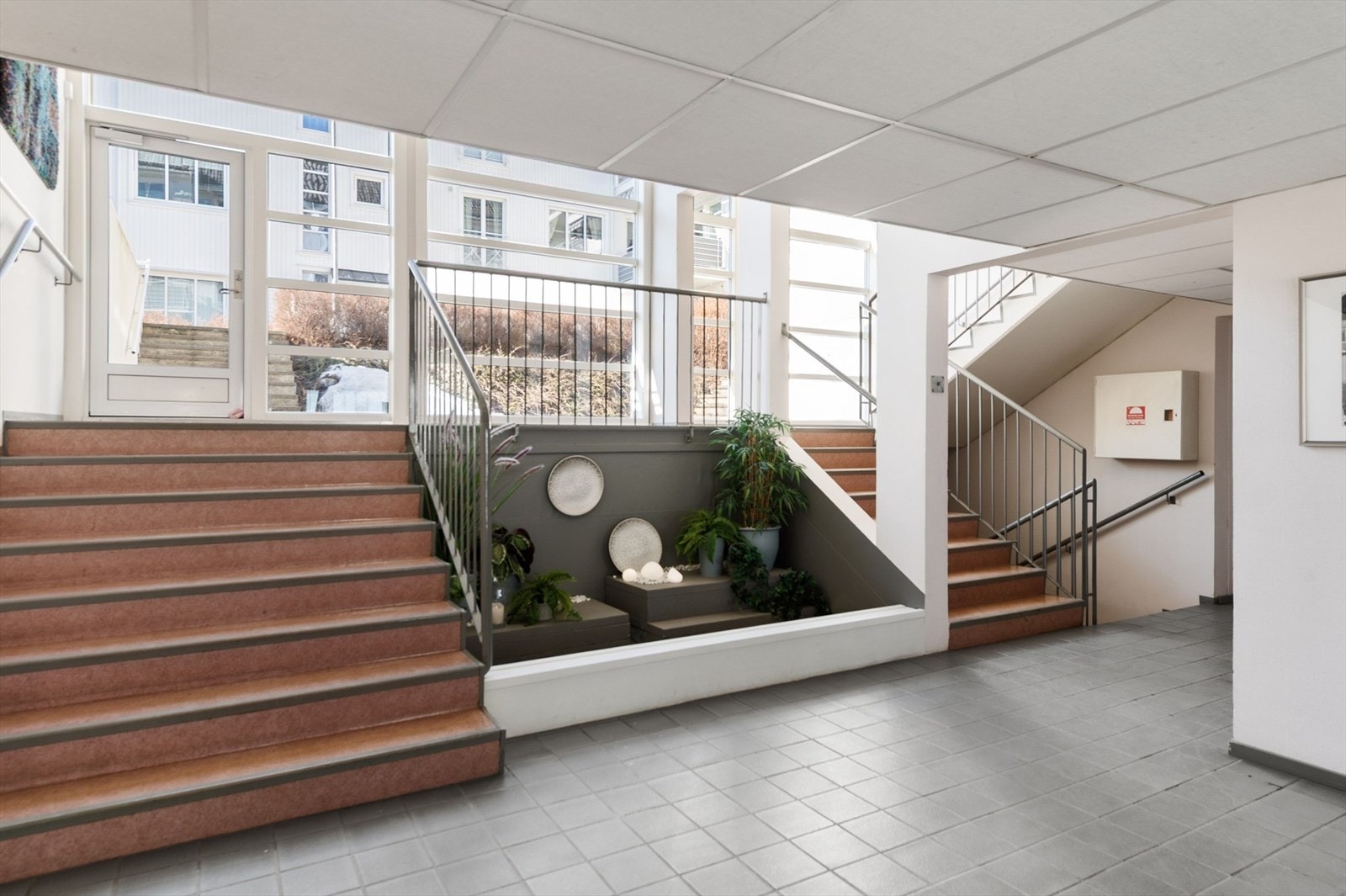 Hyggelige fellesområder med felles terrasse både i 1. etg og 2. etg. Galleribilde