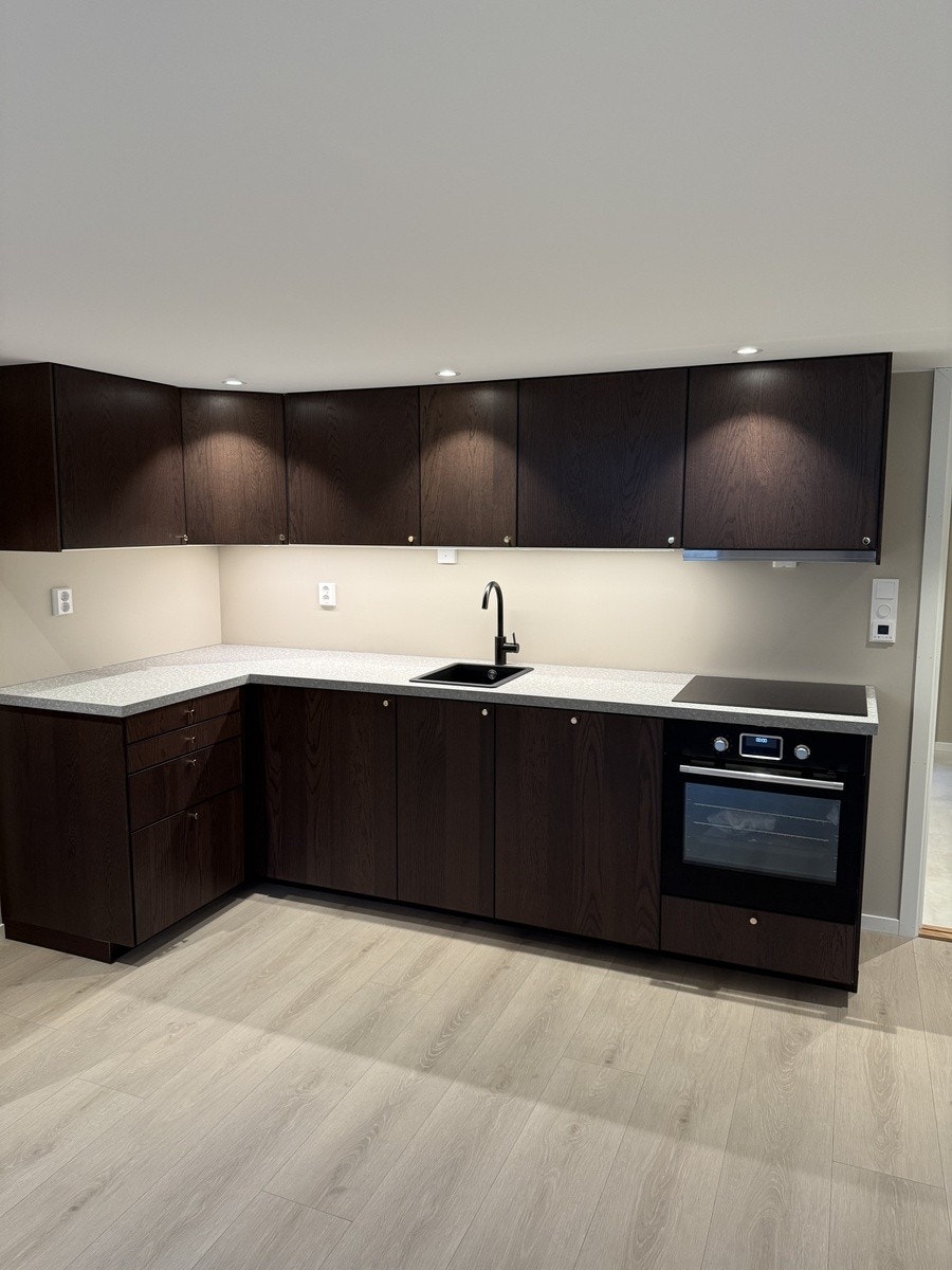 Nytt og moderne kjøkken fra Ikea med integrert oppvaskmaskin og komfyr med platetopp Galleribilde