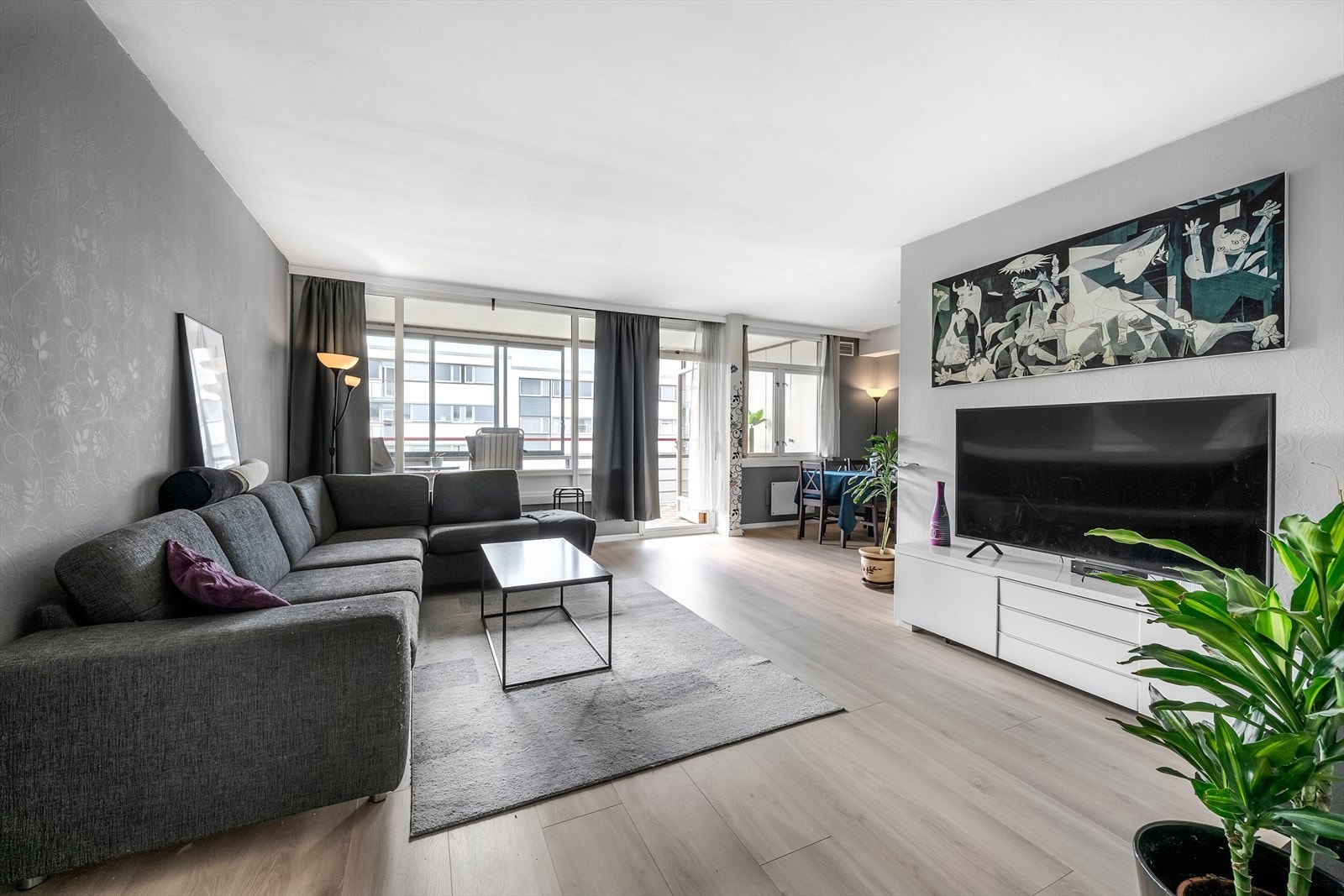 Leiligheten er oppmålt til totalt 124 kvm BRA og 93 kvm. BRA-I. Galleribilde