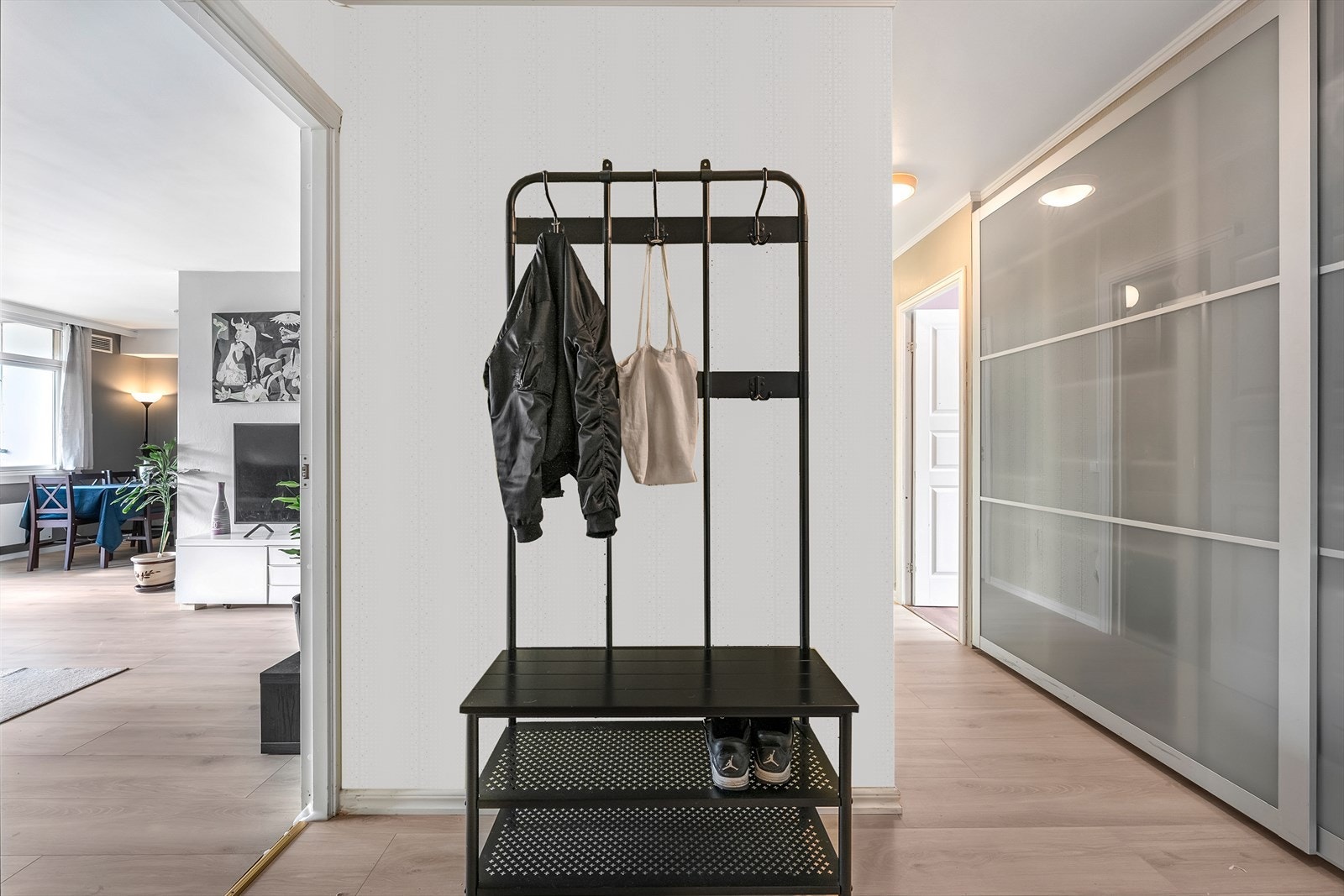 Inngangsparti. Leiligheten disponerer 2 boder i kjeller og 1 i 4 etg. Galleribilde