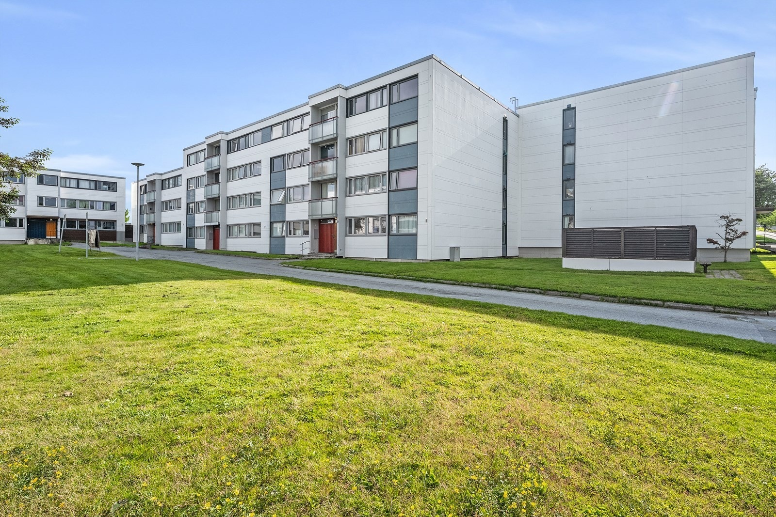 Det er parkering på borettslagets felles biloppstillingsplass og man kan søke om garasjeplass. Galleribilde