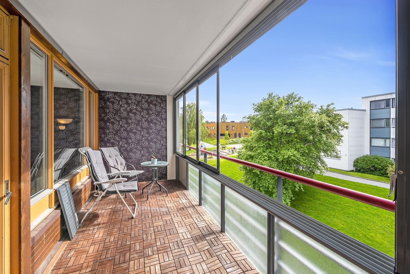 Balkongen er oppmålt til 11 kvm. og byr på gode solforhold. En på bod 1 kvm ligger i tilknytning til balkongen. Galleribilde