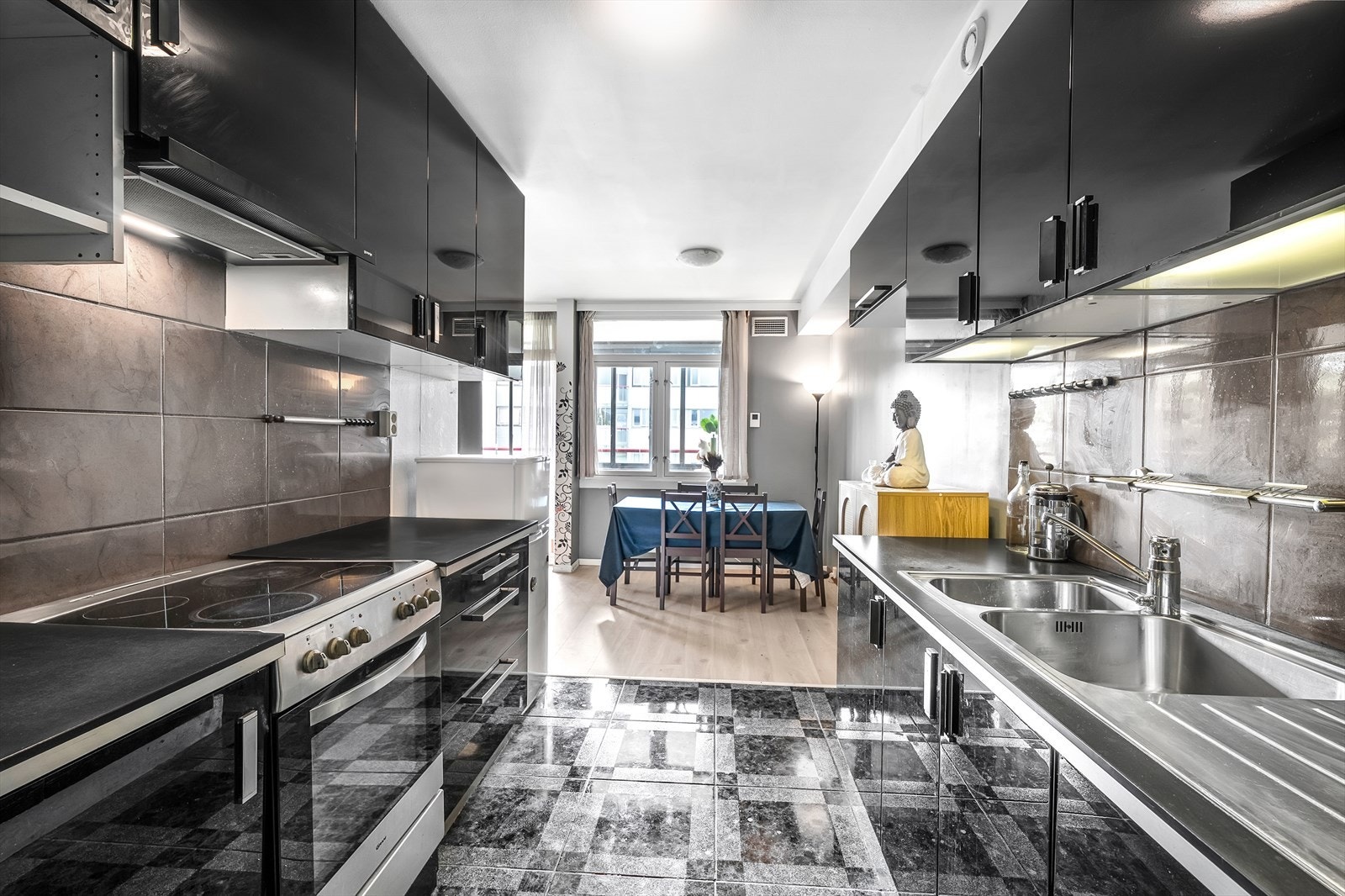 Det er etablert mekanisk avtrekk over stekesonen. Galleribilde