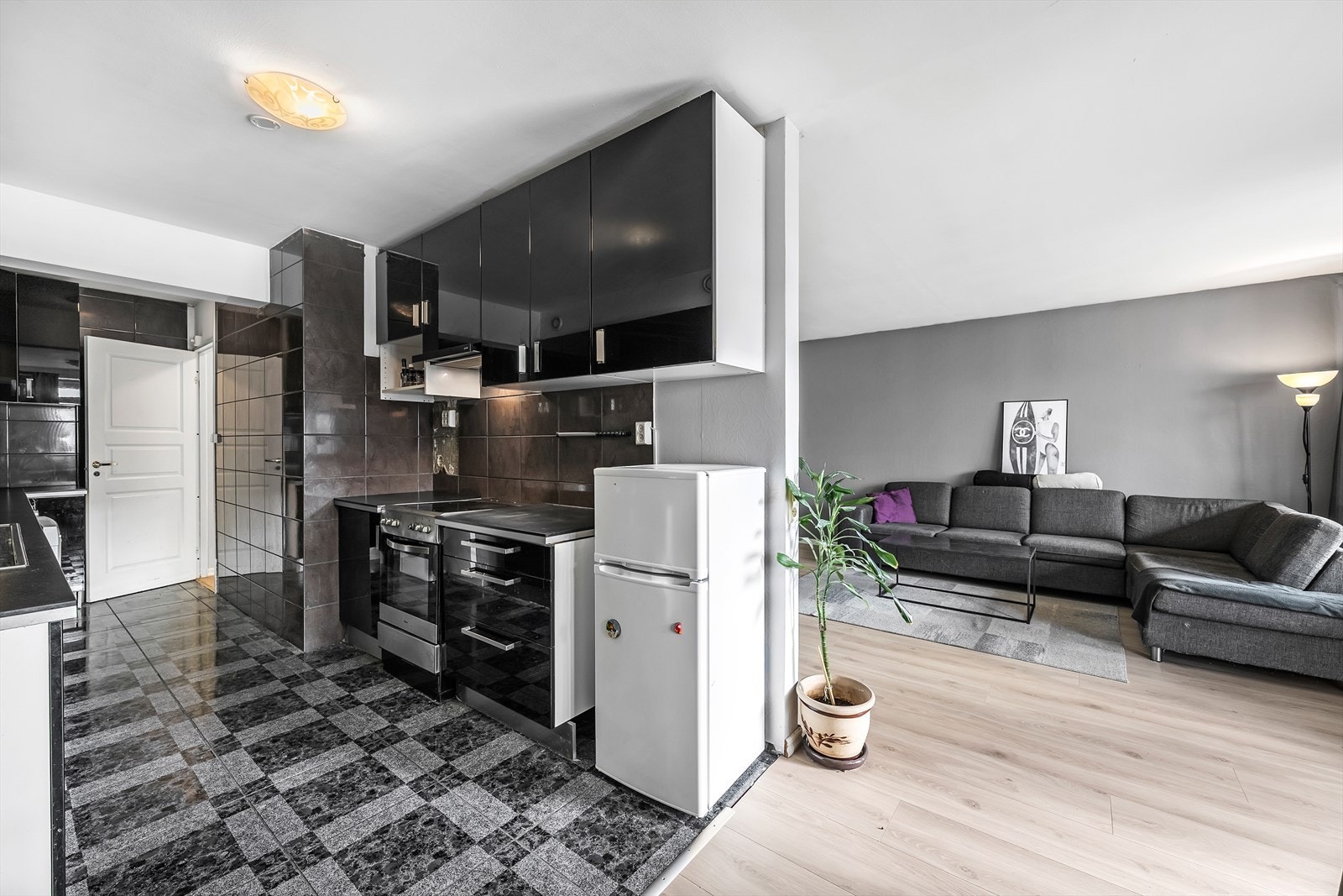 Kabel-TV, internett (fiber) og kommunale avgifter inkludert i fellesutgiftene. Ingen dokumentavgift ved kjøp. Galleribilde