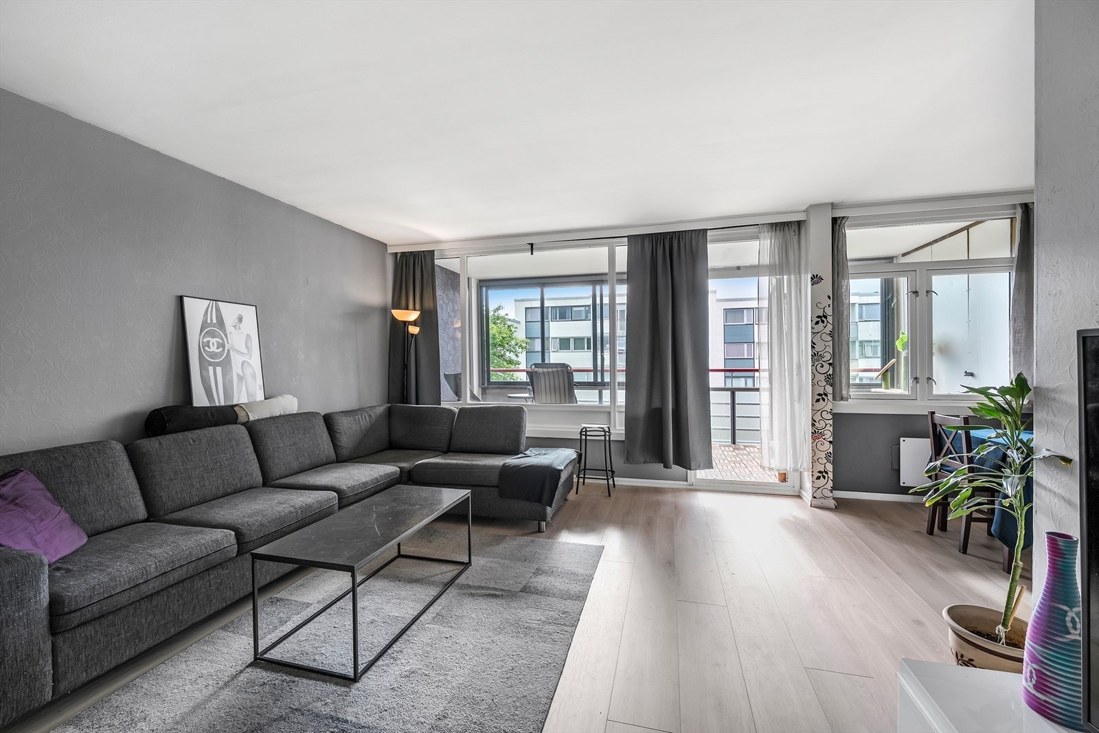 Heimdal Eiendomsmegling v/Henrik Midtøy har gleden av å presentere en gjennomlys og romslig leilighet på Kolstad. Galleribilde