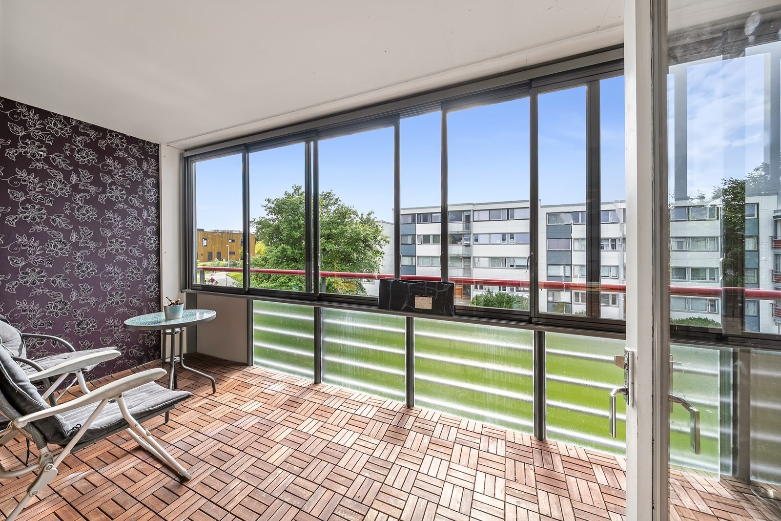 Direkte adkomst fra stue til inglasset balkong. Galleribilde