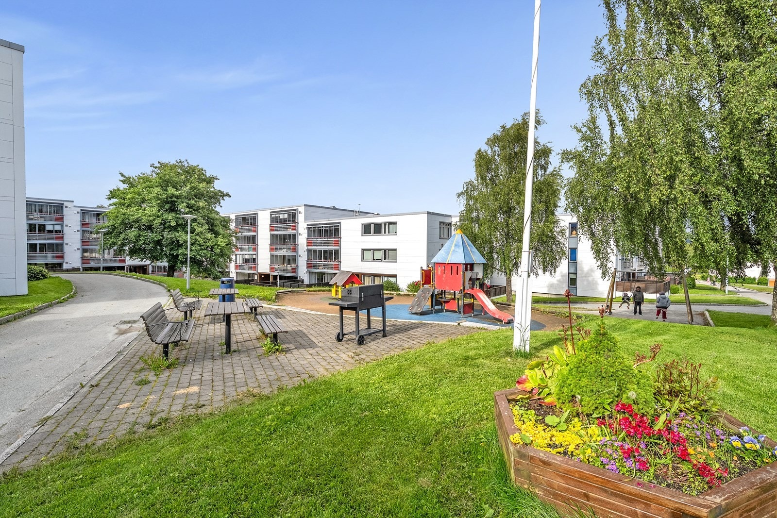 Pent opparbeidet uteområde med grøntareal og lekeplass. I området er det gode bussforbindelser inn til sentrum. Galleribilde