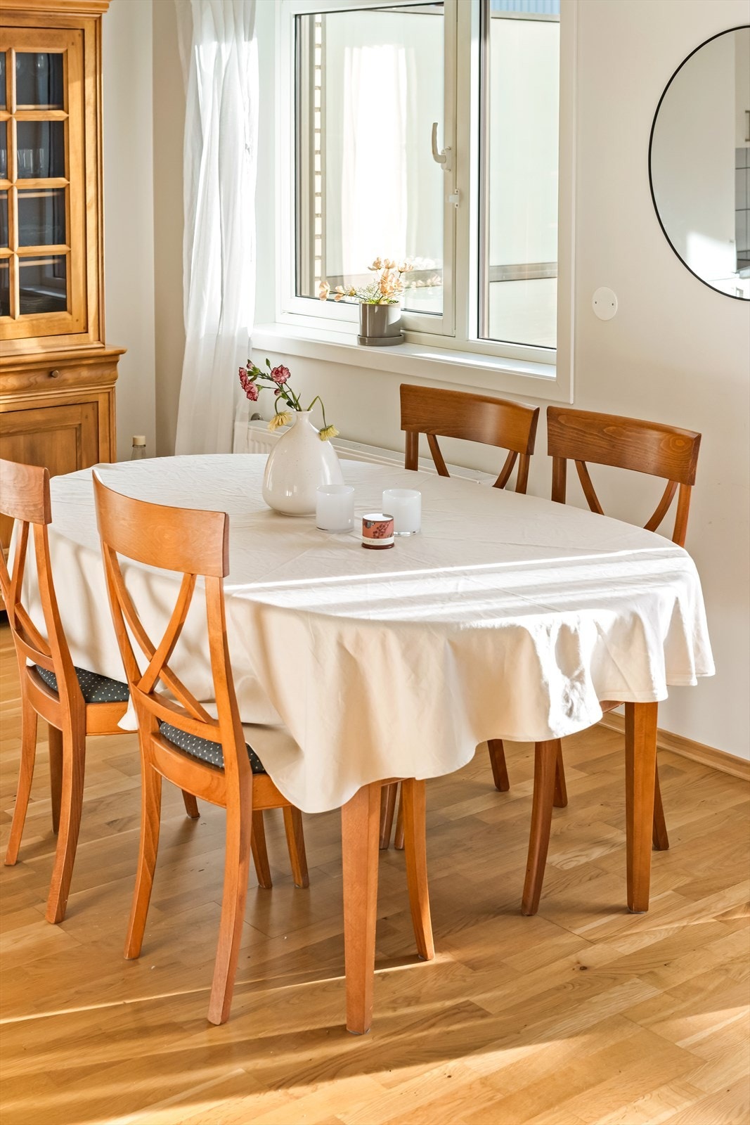 Her er god plass til daglige måltider og til å samle familien til hyggelig lag! Galleribilde