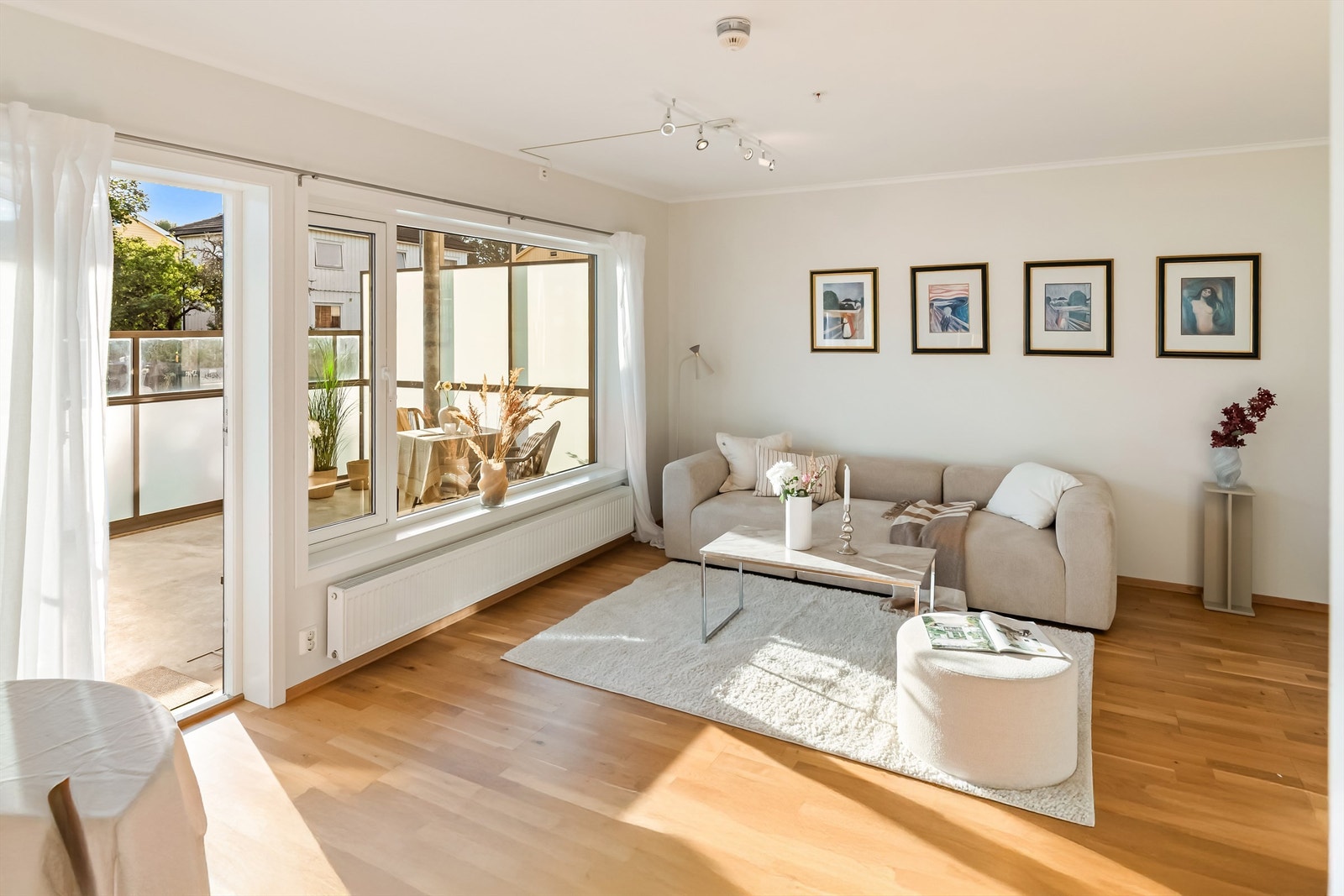 Store vindusflater gir godt med naturlig lys til rommet Galleribilde