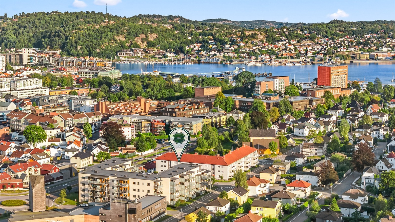 Eiendommen ligger med kort vei til sentrum og flotte turområder (arkivbilde) Galleribilde