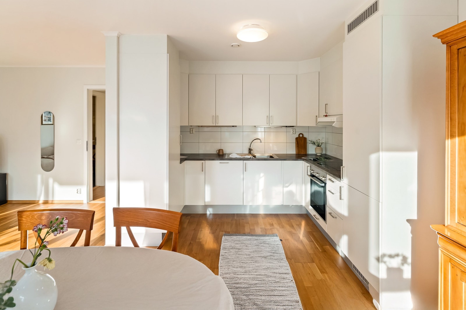 Tidløst og pent kjøkken med hvite slette fronter Galleribilde