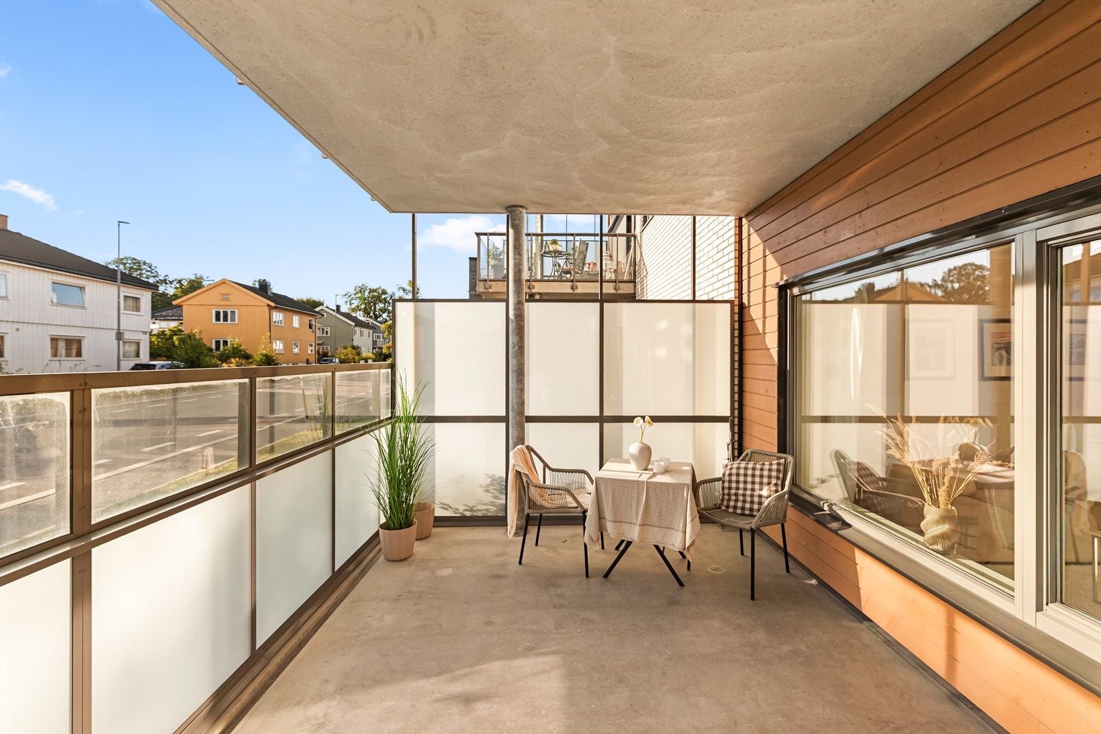 Høy første etasje og med frostet glass er en fin løsning Galleribilde