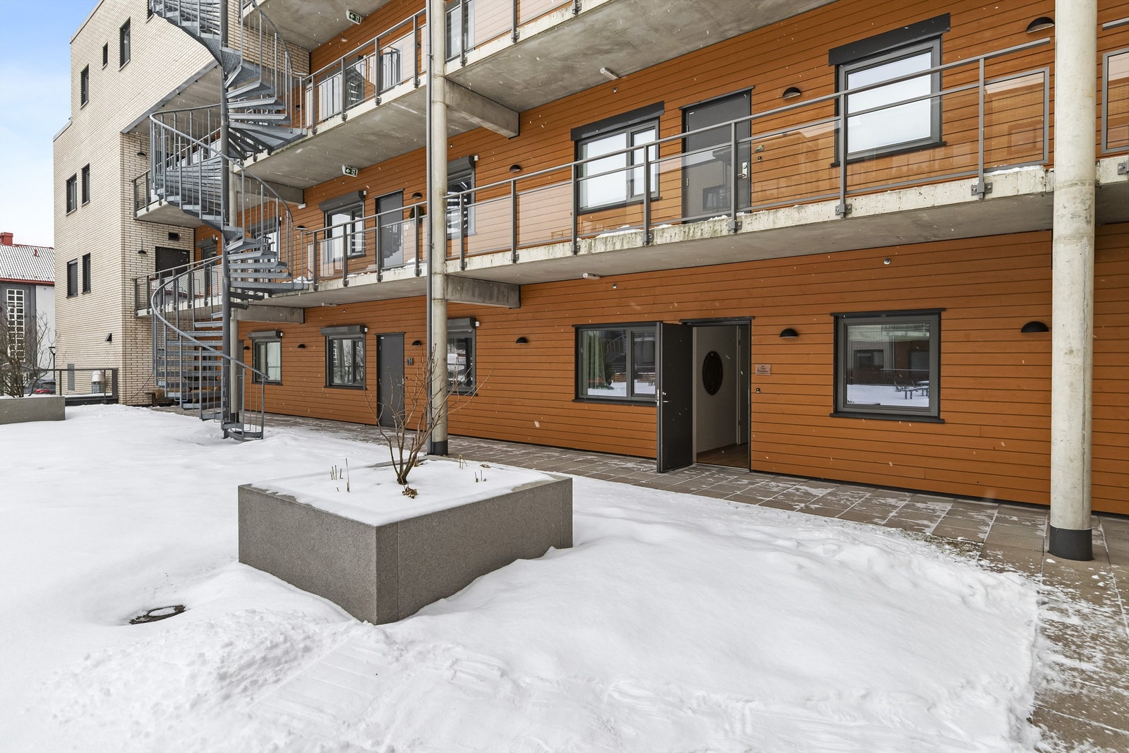 Stensatt svalegang og nydelige fellesarealer Galleribilde