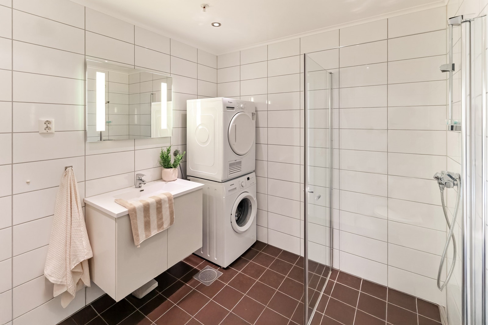 Romslig bad med downlights i tak og varmekabler i gulv Galleribilde